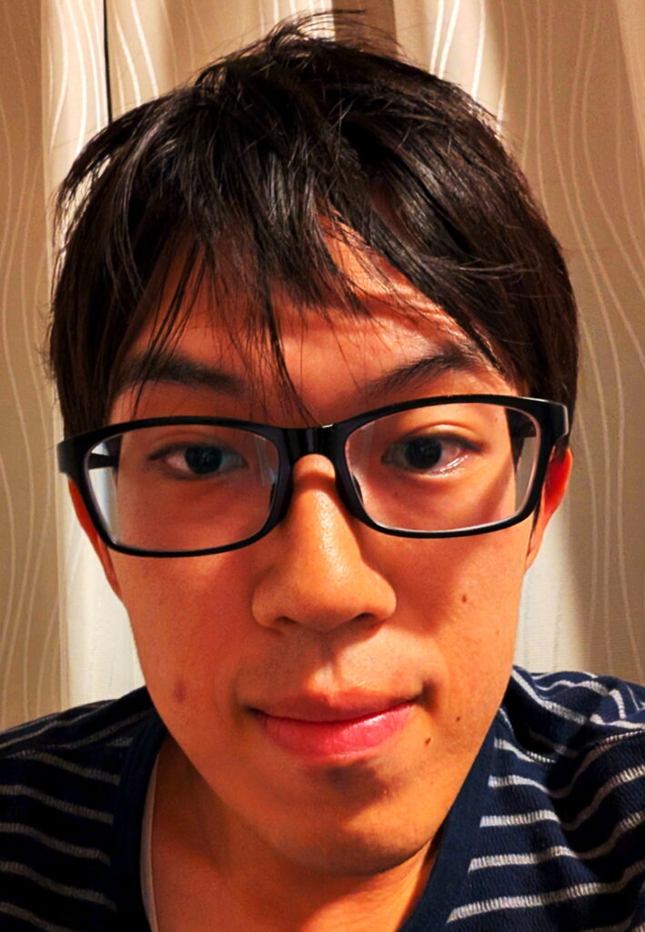 YouTube スーツ 顔アップ 出典：X