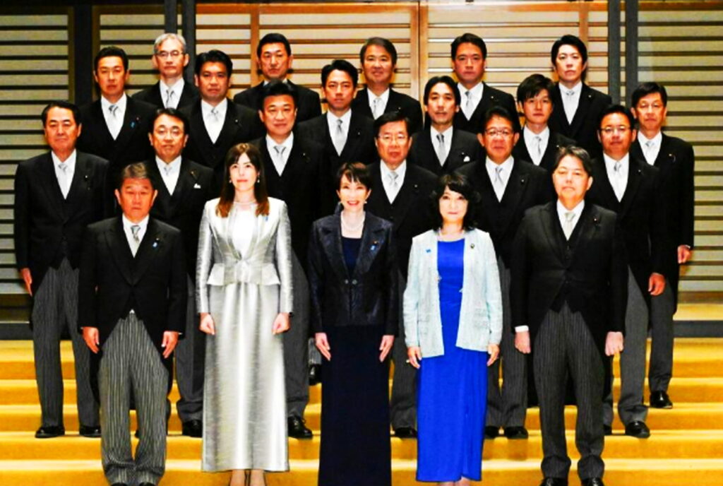 小野田紀美 高市早苗内閣 官僚写真 出典：デイリースポーツ
